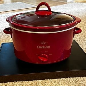 Oval Crock Pot 4 Quart Slow Cooker by Rival  High/low and warm settings.